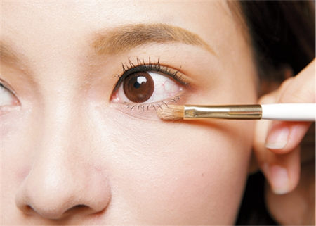 膚色分冷暖 眼妝畫法大不同