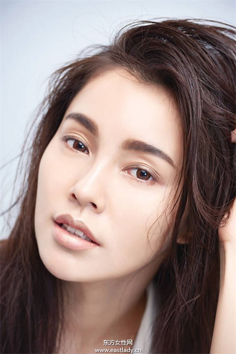 三款夏季最潮唇妝配時(shí)尚墨鏡 路人變潮人