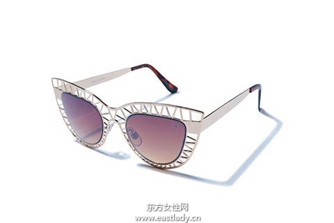 三款夏季最潮唇妝配時(shí)尚墨鏡 路人變潮人