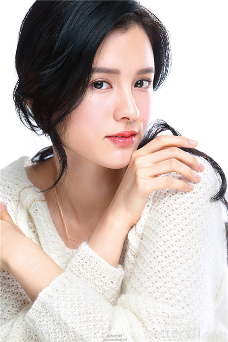 運用唇膏與工具搭配橘紅勾勒性感雙唇