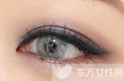 想要年會趴體出彩 只要學會這款小煙熏妝就夠了