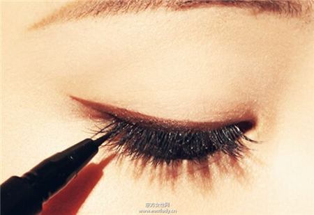 簡單小技巧畫出漂亮又對稱的眼線