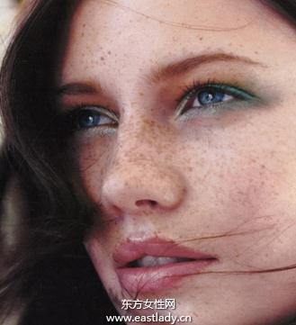 遮瑕膏VS粉底巧蓋臉上斑點(diǎn)