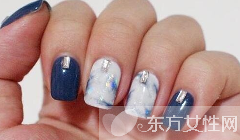 時(shí)尚的暈染美甲自然少不了寶藍(lán)色
