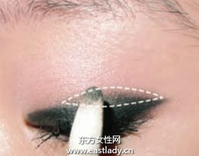 深色眼影隨時補(bǔ)眼妝