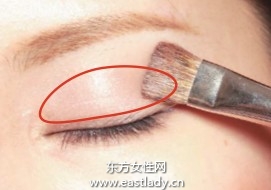 粉色眼影配合隱形眼線散發(fā)自然氣息