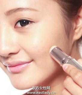 膏狀粉底營(yíng)造持久遮蓋光感底妝