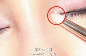 粉色眼影配合隱形眼線散發(fā)自然氣息