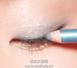 混血感透明藍色眼妝的畫法