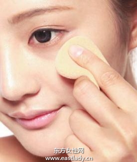 膏狀粉底營(yíng)造持久遮蓋光感底妝