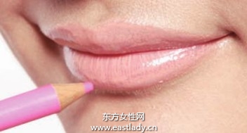 利用豐唇底膏塑造豐盈唇型