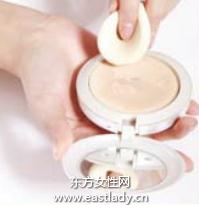 蜜粉定妝提升妝容持久效果