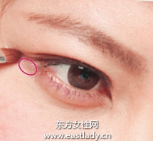 膏狀眼影與粉狀眼影打造持久立體感