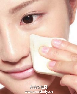 固體粉底打造清爽持久妝