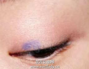 眼妝教程打造中性風(fēng)牛仔藍(lán)眼妝