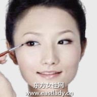 描畫(huà)眼線打造自然清澈感覺(jué)