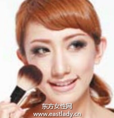 典雅裸妝顯現(xiàn)端莊與雍容華貴