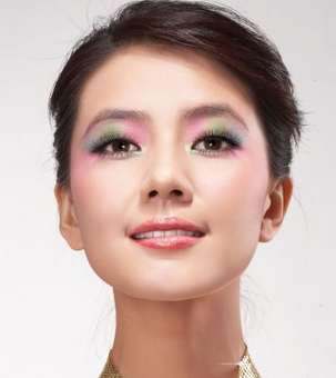 用睫毛夾提升睫毛卷翹度