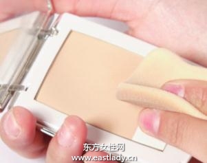 粉狀粉底打造薄霧般的持久底妝