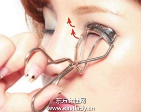 使用睫毛夾打造持久卷翹美睫