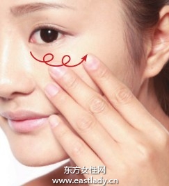 使用遮瑕品填平T區(qū)、臉頰粗大毛孔