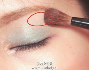 綠色眼影配合眼線增添女人味