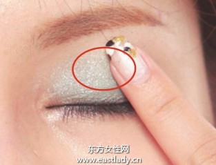 綠色眼影配合眼線增添女人味