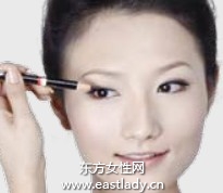 描畫(huà)眼線打造自然清澈感覺(jué)