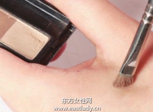 用眉粉塑造個性飽滿自然雙眉