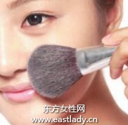 固體粉底打造清爽持久妝