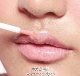 使唇膏不容易脫色的唇妝教程