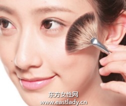 修補(bǔ)眼周干紋導(dǎo)致的花妝