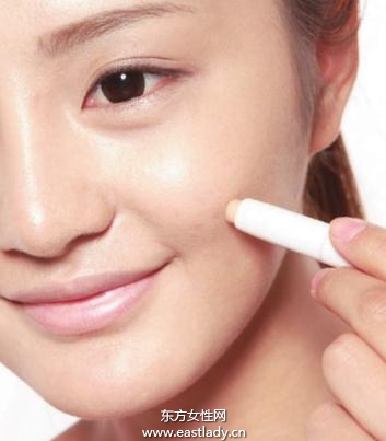 涂抹遮瑕膏修正臉頰處色斑、粉刺
