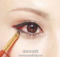 埋入式眼線畫法畫出柔媚印象大眼妝