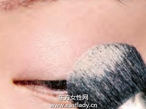 眼妝教程打造中性風(fēng)牛仔藍(lán)眼妝