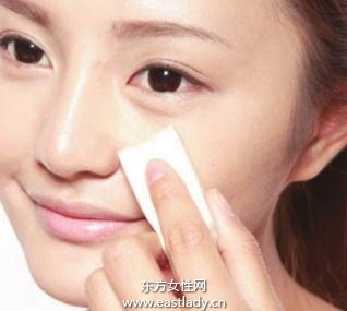 液狀粉底化出薄、透自然質(zhì)感妝容