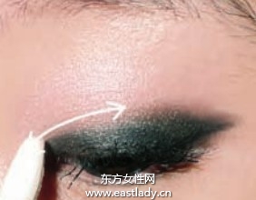 深色眼影隨時補(bǔ)眼妝