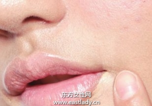 使用遮瑕霜和唇線打造微笑唇妝