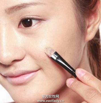 涂抹遮瑕膏修正臉頰處色斑、粉刺