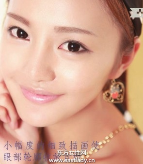 眼線液勾勒光澤質(zhì)感深邃眼妝