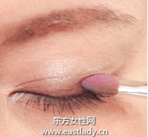 深淺雙色眼影強調(diào)自然漸變效果