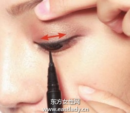 眼線液勾勒光澤質(zhì)感深邃眼妝