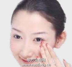 粉底配合珠光飾底乳增加肌膚通透感