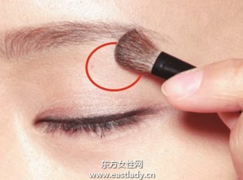 化妝教程之基本款棕色眼影的使用步驟