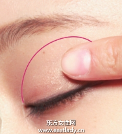 淚眼朦朧的金棕色眼妝的畫法