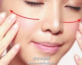 粉底液塑造質(zhì)感輕薄無暇底妝