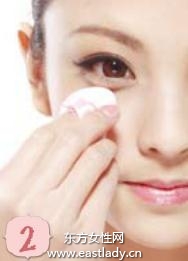 化妝教程之使用遮瑕品遮蓋黑眼圈部位