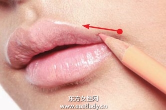 使用遮瑕霜和唇線打造微笑唇妝