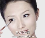 描畫(huà)眼線打造自然清澈感覺(jué)