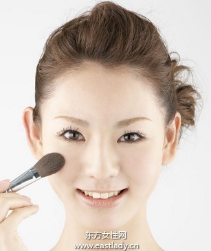 胭脂粉VS腮紅膏呈現(xiàn)美麗雙頰